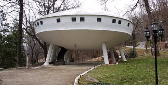Located on picturesque Signal Mountain, TN the flying saucer House was built in 1970.